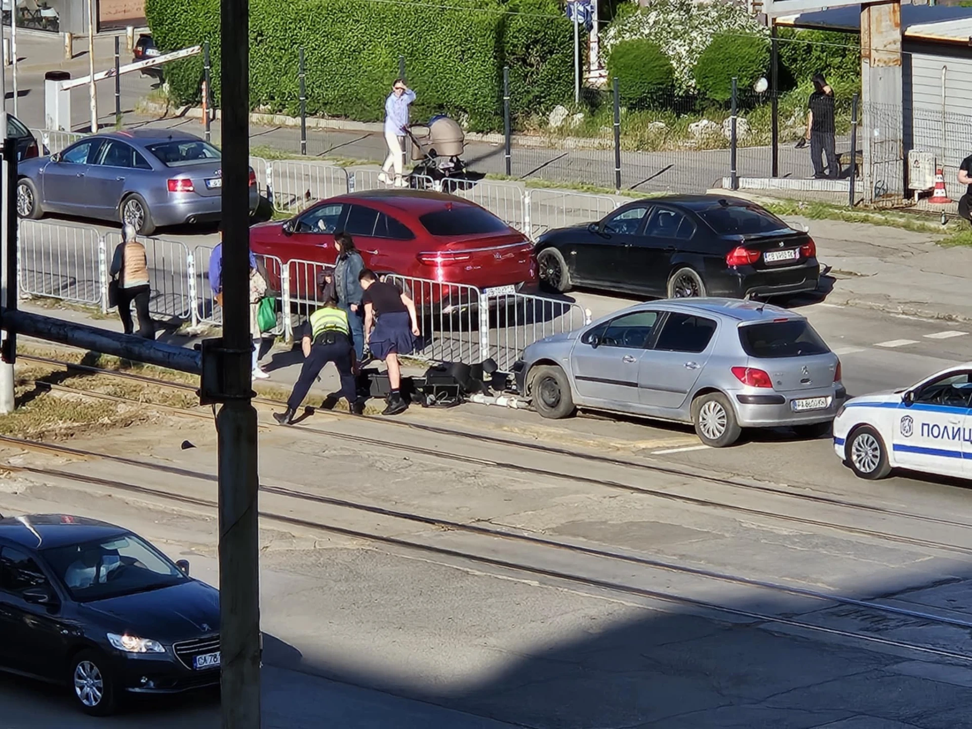 Странно и загадъчно меле в София, полицаи и минувачи в шок СНИМКИ