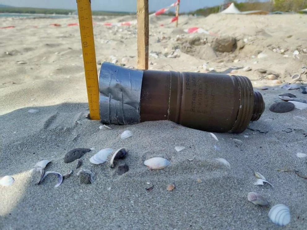 Зловеща военна находка на плажа в Приморско СНИМКИ