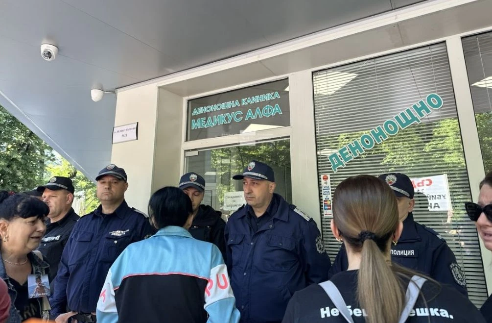 Кръв се лее на протеста в Пловдив, почерня от полиция ВИДЕО