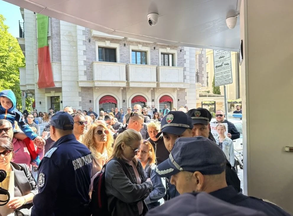 Кръв се лее на протеста в Пловдив, почерня от полиция ВИДЕО