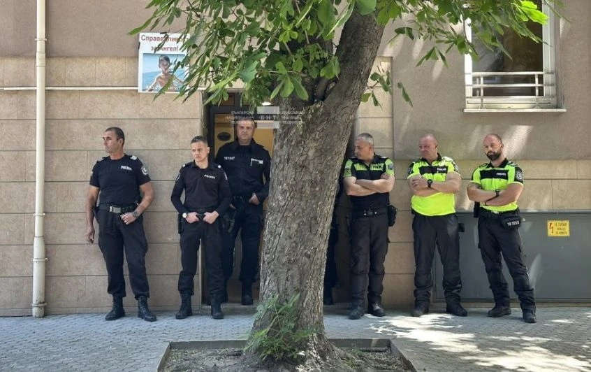 Пред дома на анестезиолога, сложил смъртоносната упойка на Ангел, гъмжи от ченгета