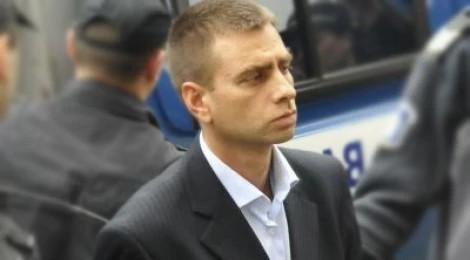 Скандалният ЧСИ от имотната афера с баба Янка го загази 