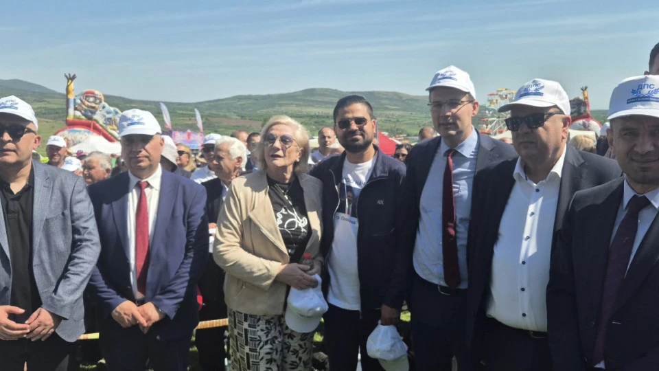 ДПС-Ново начало почете героите на демокрацията, хиляди в Караманци
