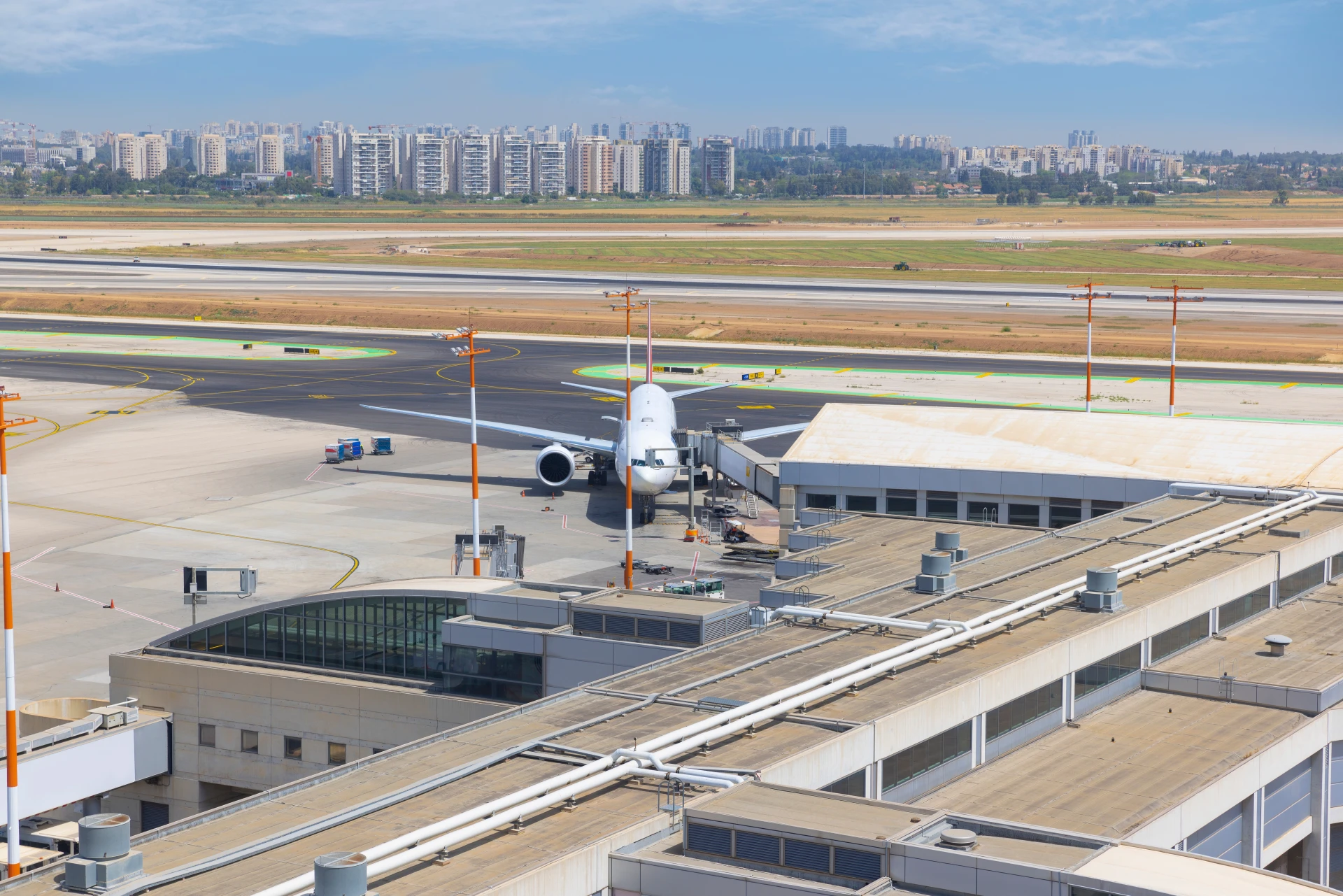 МВнР с важно предупреждение към българите след удара по летището в Тел Авив 