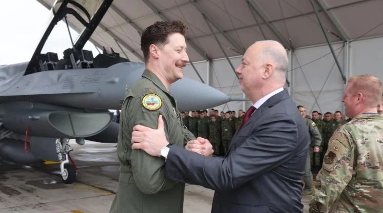 Жокера, докарал първия F-16, остава в България, за да...