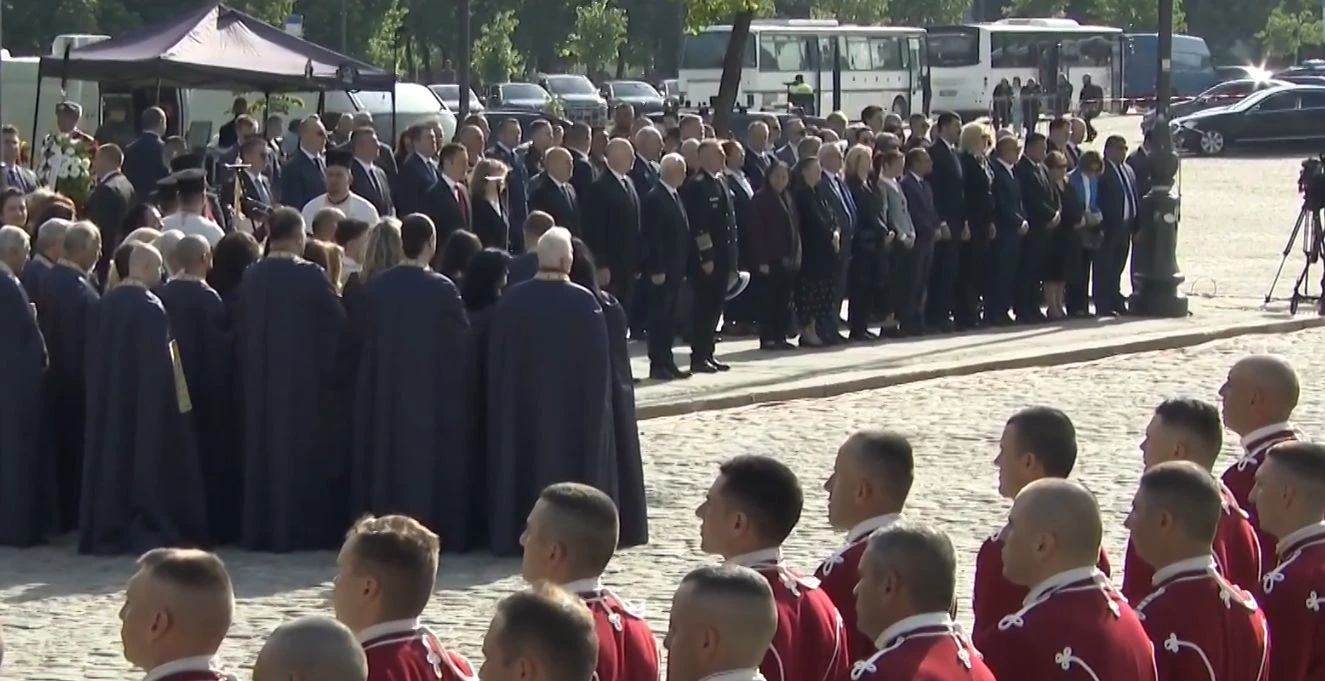 Под строй: Радев и Желязков рамо до рамо, а до тях... ВИДЕО