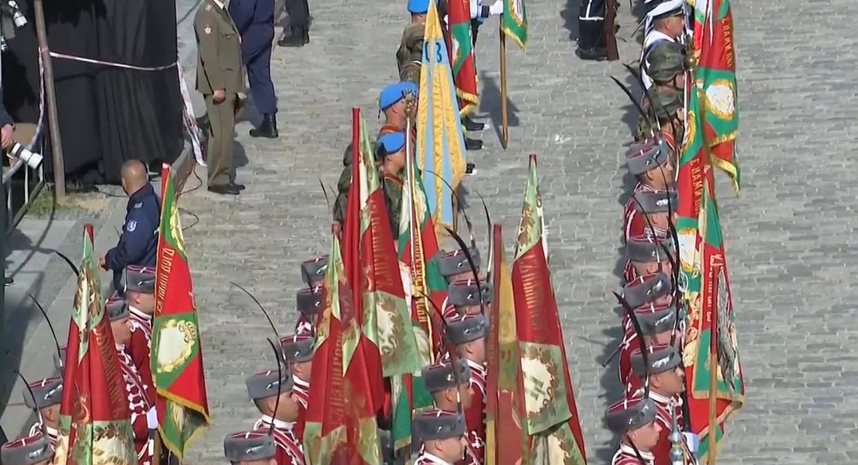 Под строй: Радев и Желязков рамо до рамо, а до тях... ВИДЕО