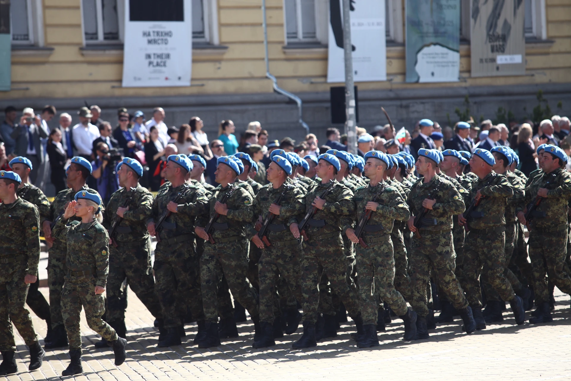 Трибагреникът в небето над София, а на земята 700 военни маршируват СНИМКИ