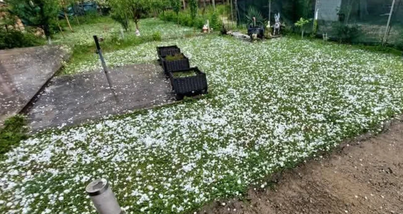 Градушка колкото орех удари наш град, опасна буря се формира в Северна България СНИМКИ