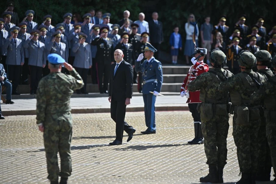 Радев ни прилага ченгеджийски номера. Фатмак да е, какъв да е!