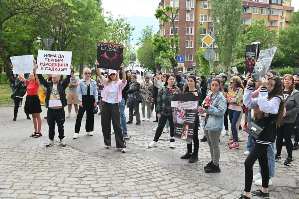 Пореден протест в София: Обградиха Окръжния арест СНИМКИ