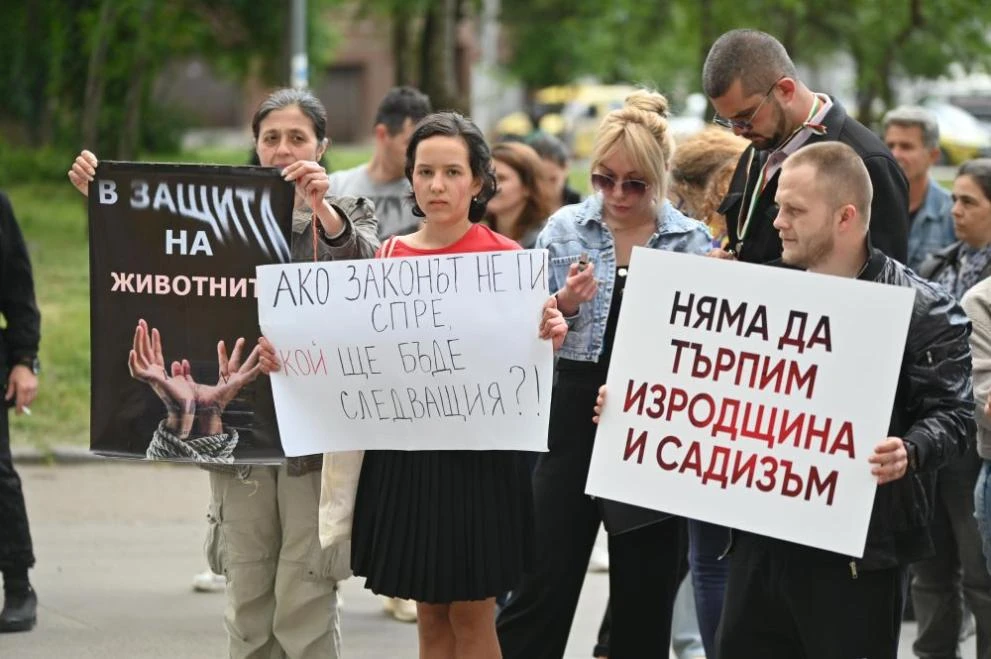 Пореден протест в София: Обградиха Окръжния арест СНИМКИ