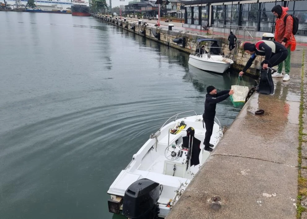Водолази се гмурнаха в морето край Варна, не е истина какво извадиха СНИМКИ