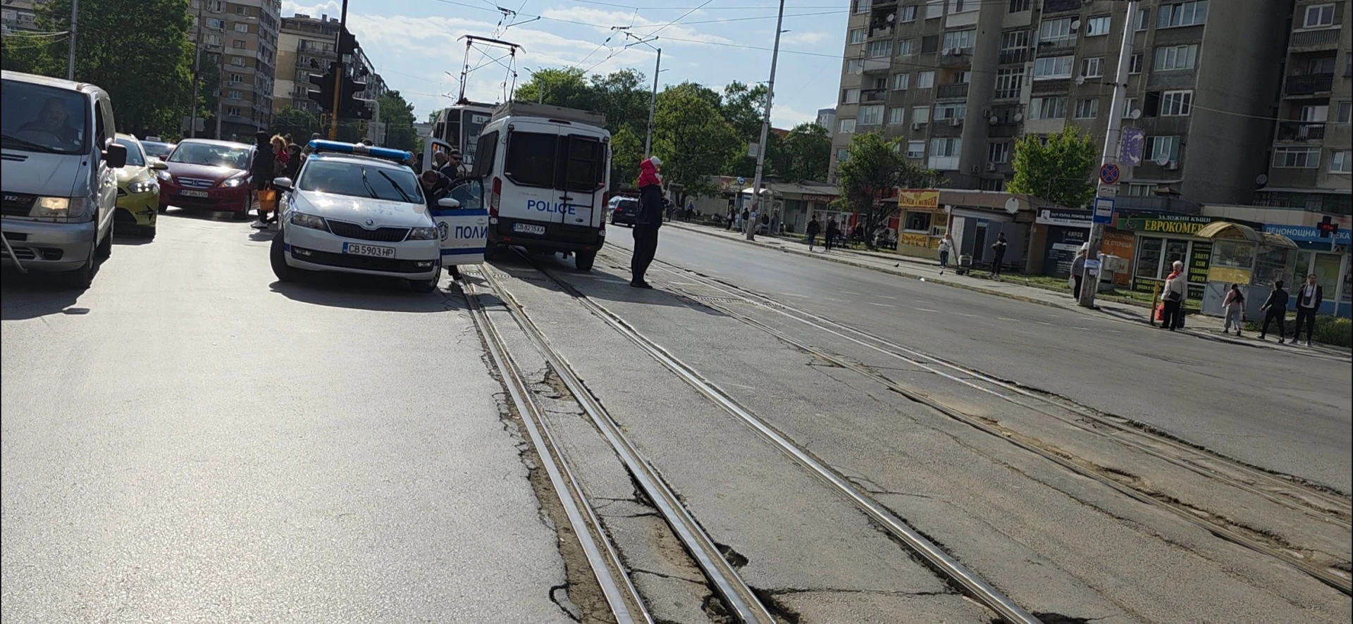 Първи подробности за кървавия екшън насред София, има ранено дете и са намесени "локали" СНИМКИ
