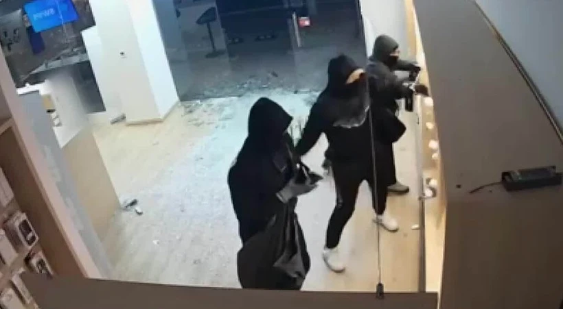 Да изчезнеш за 50 секунди: Дързък обир на магазин в София ВИДЕО