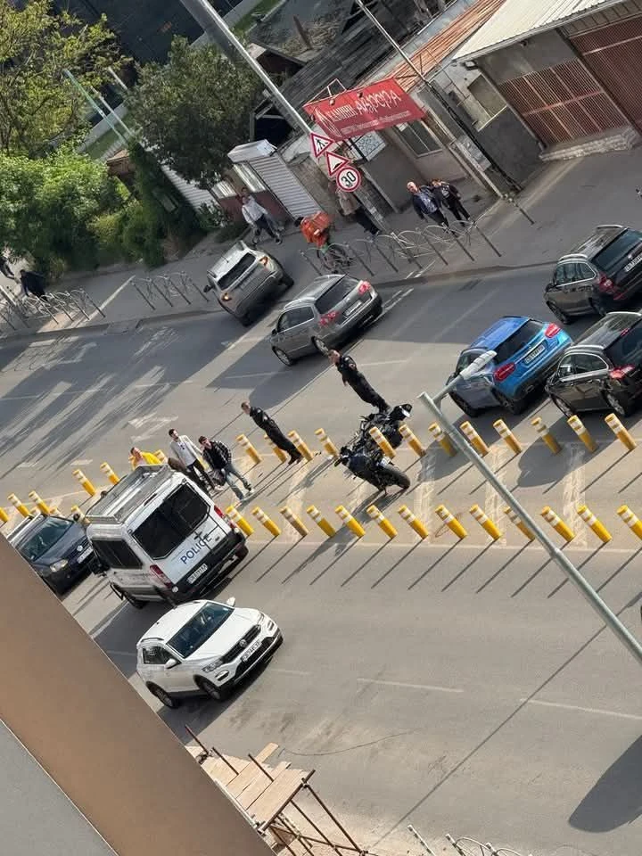 Извъредно: Зверско меле в София, хвърчат линейки и полиция СНИМКА
