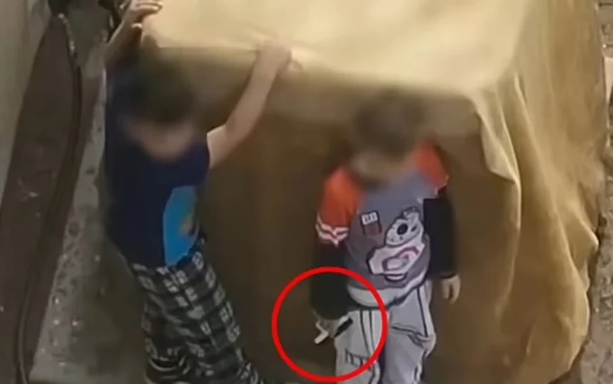 Вижте как полицаи обезоръжиха деца със зареден пистолет ВИДЕО 18+