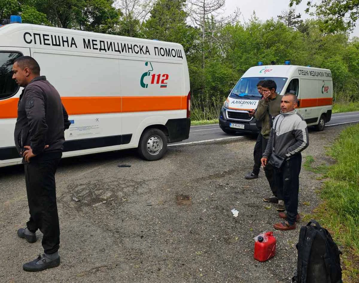 Зверско меле край Несебър с бус, пълен с работници, има тежко пострадали СНИМКИ