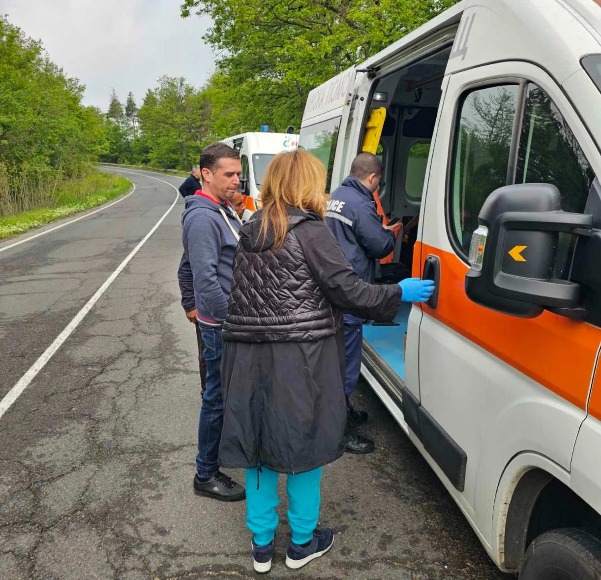 Зверско меле край Несебър с бус, пълен с работници, има тежко пострадали СНИМКИ