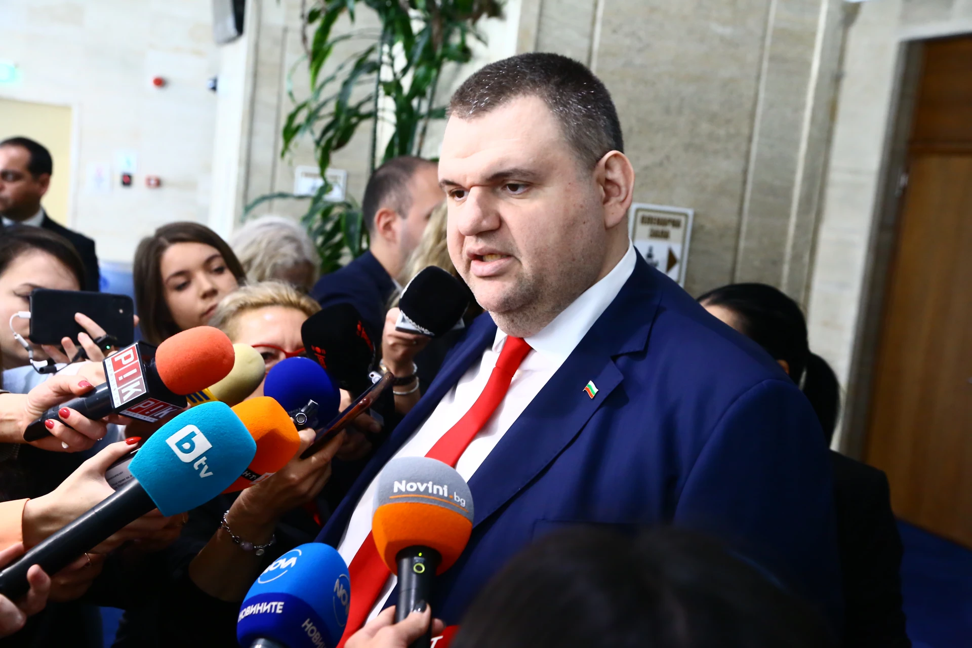 Пеевски хвърли ръкавицата към властта и разби Радев: Несъстоятелен човек! БЛИЦ Live