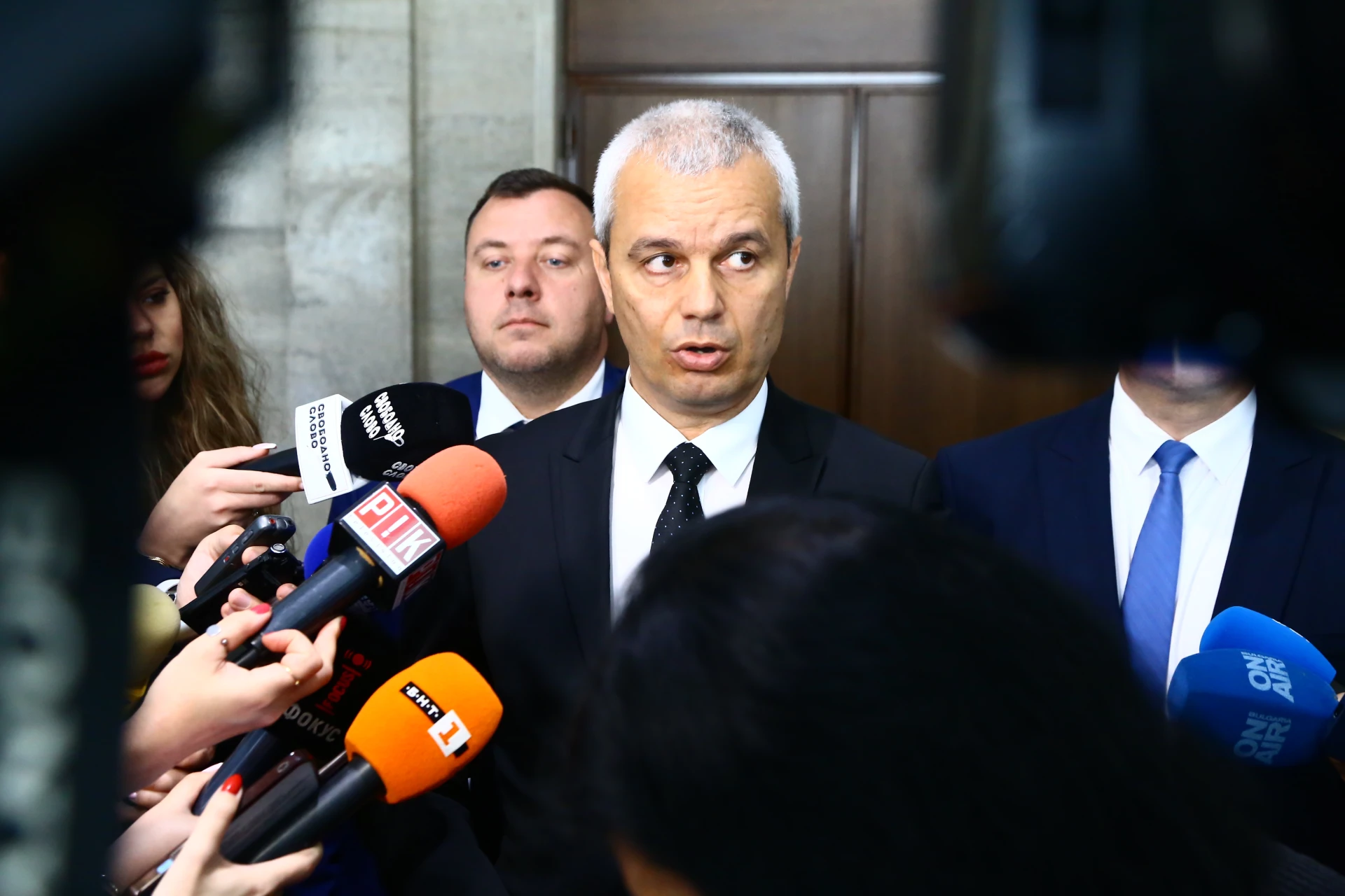 Костадинов иска оставката на правителството, зове за...