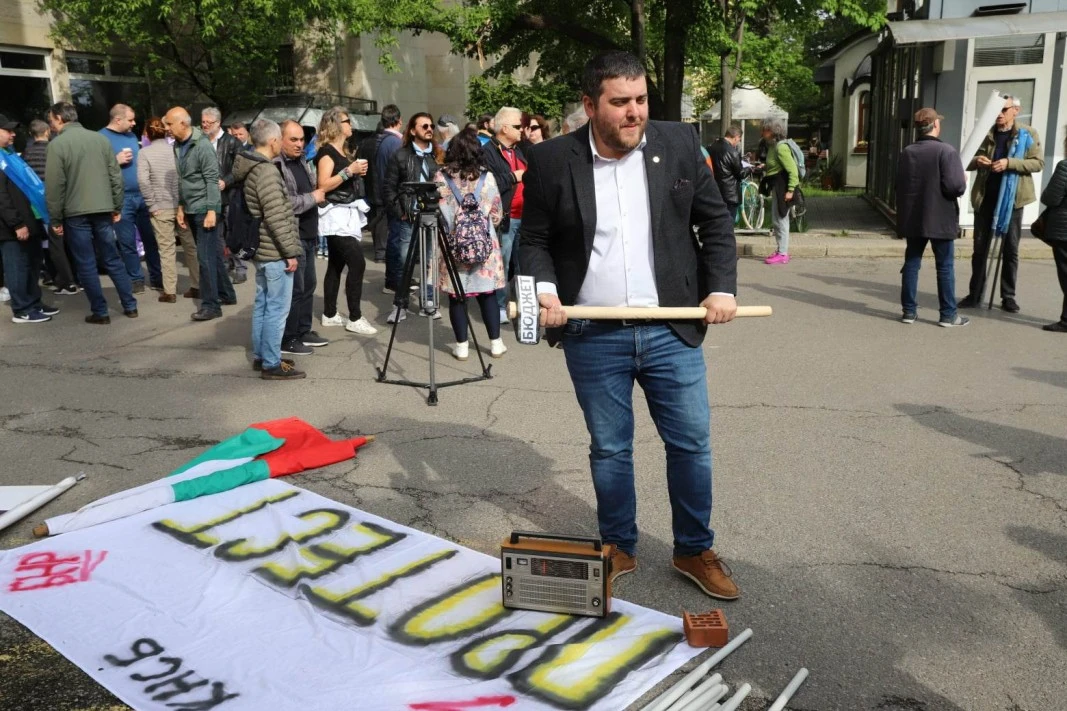 Не са само шофьорите, и други държавни служители на протест за пари