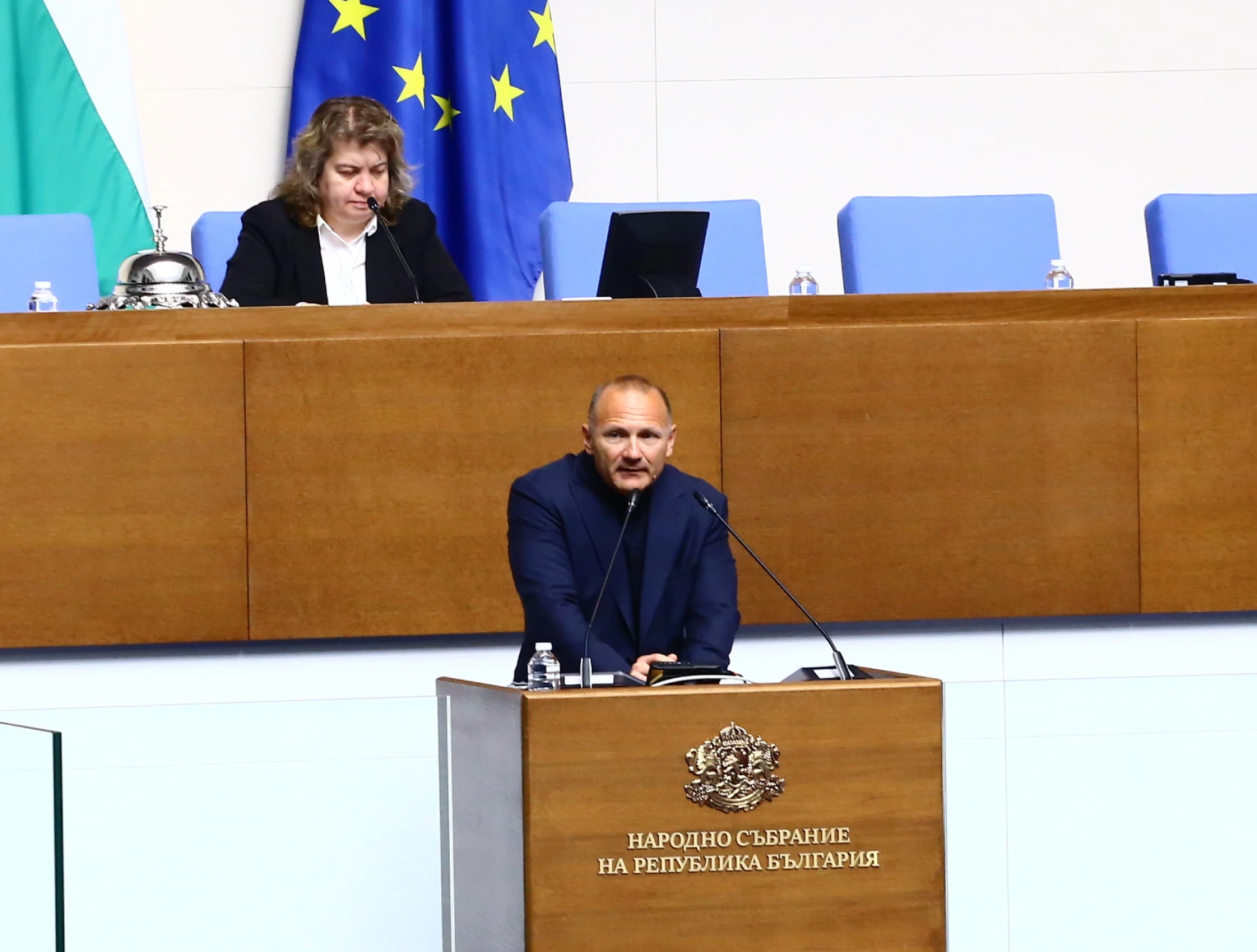 Сеир в парламента: Министър на Радев наглее, крещи на депутати, а те се хванаха за главата