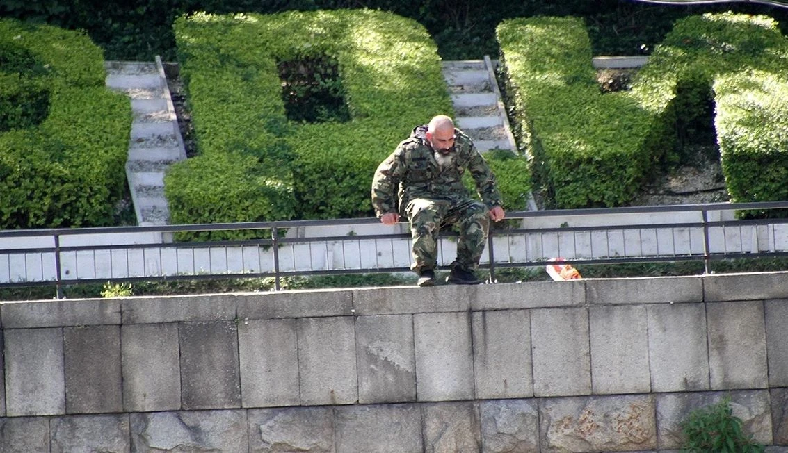Гняв и паника в Пловдив заради самоубиеца! Драмата продължава с часове СНИМКИ