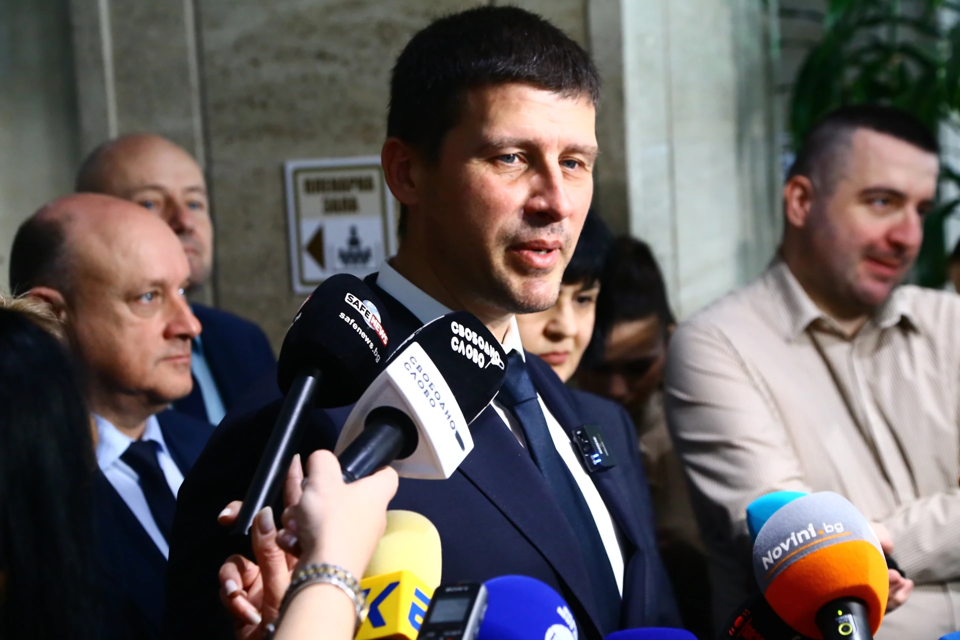 Ивелин Михайлов: Получаваме заплахи за побой - Костадинов каза, че иска да ме ошамари СНИМКИ