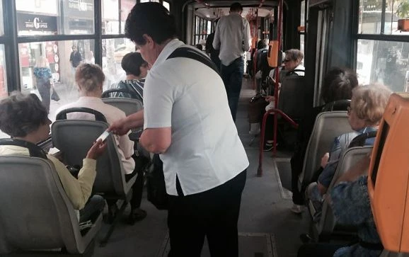 Контрольорка свали дете от автобуса, причината е скандална