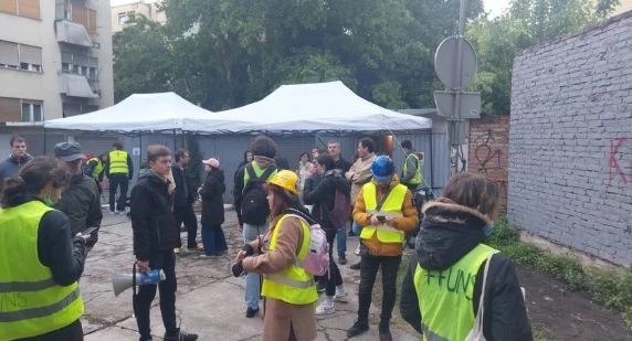 Нов екшън в Сърбия: Заиграха палките и лютивия спрей в Нови Сад, оковаха съда 