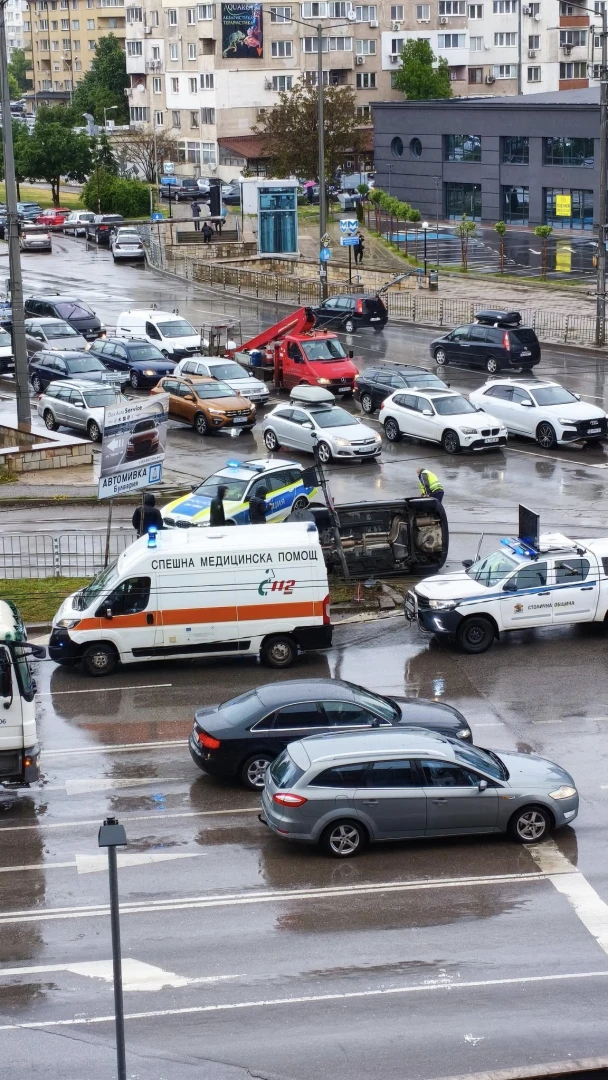 Мокрият асфалт не прощава! Голямо меле на натоварено кръстовище в София Снимки