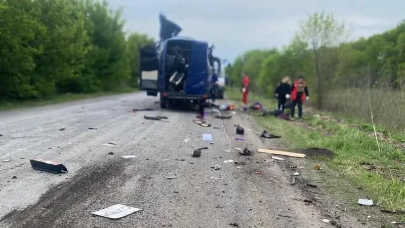 Ужасяващ обстрел с много жертви в Украйна, дронове взривиха автобус с цивилни