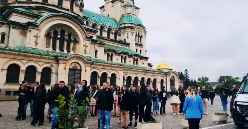 Абитуриенти смучат райски газ пред полицаи, но служителите се правят на луди