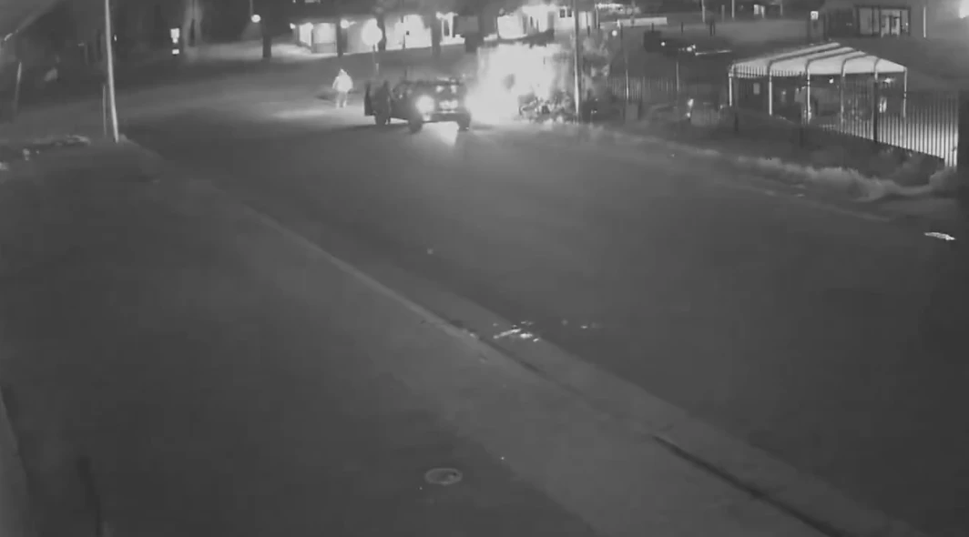 Ужасяващо видео 18+ показва как шофьорка залива спяща жена с течност и я подпалва
