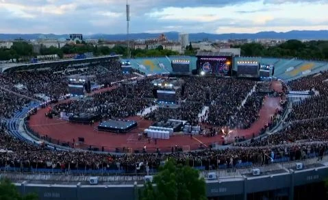 Пламъци лумнаха сред зрители на "Капките" Снимки