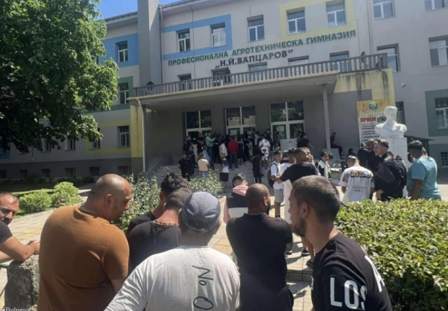 Брутален побой в Бяла Слатина: Нахлуха в училище, в дъното е миска Видеа/снимки 18+