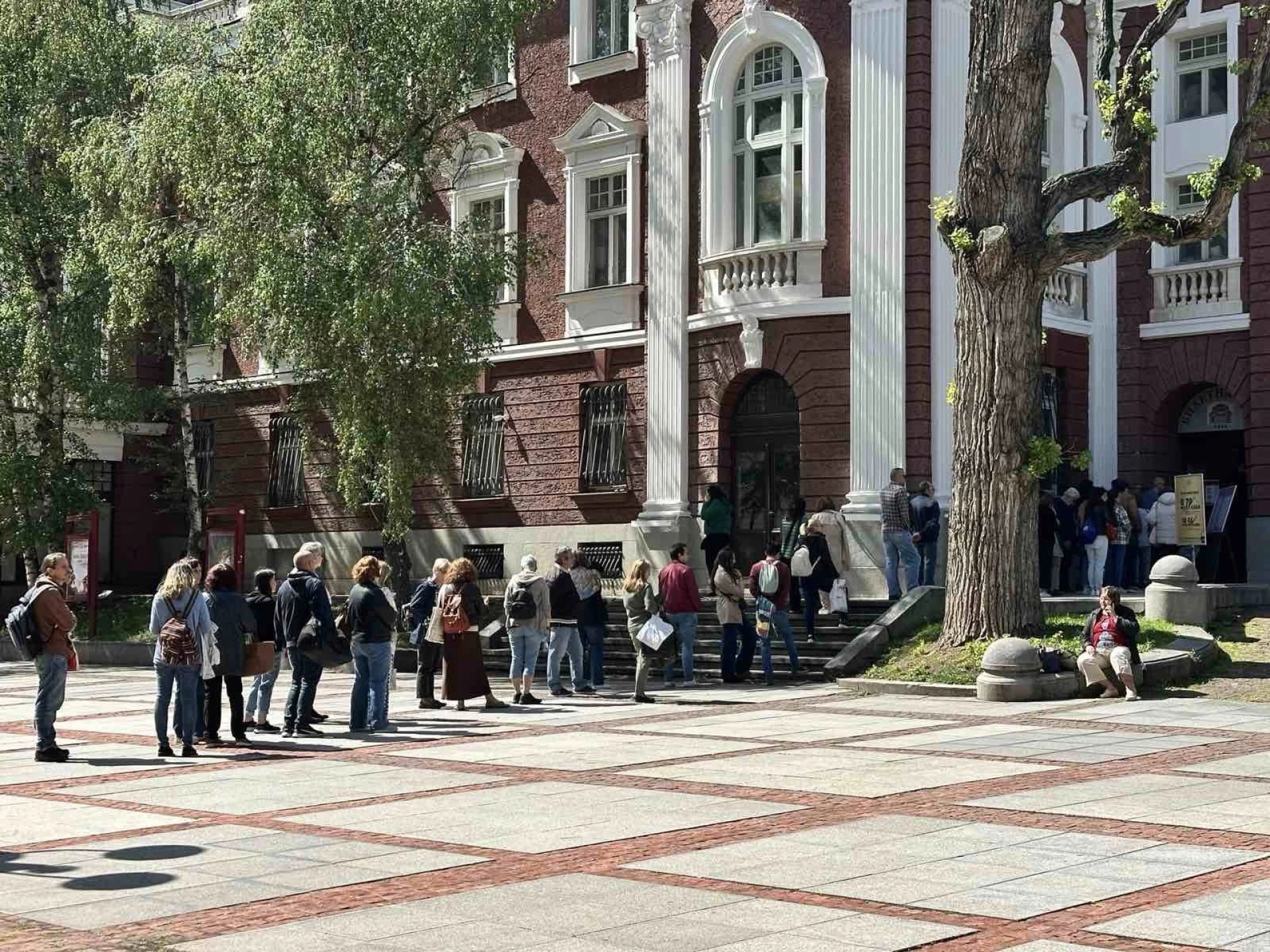 Глад за култура - опашки се извиха пред Народния театър Снимки