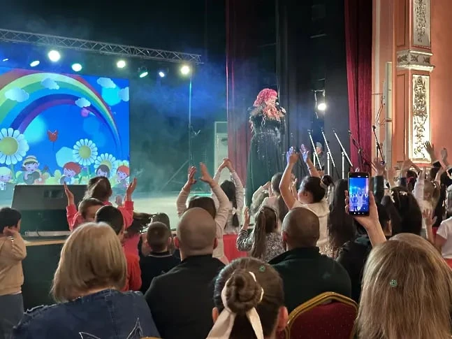 Звезди пеят на концерт на Доно Цветков във Военния клуб