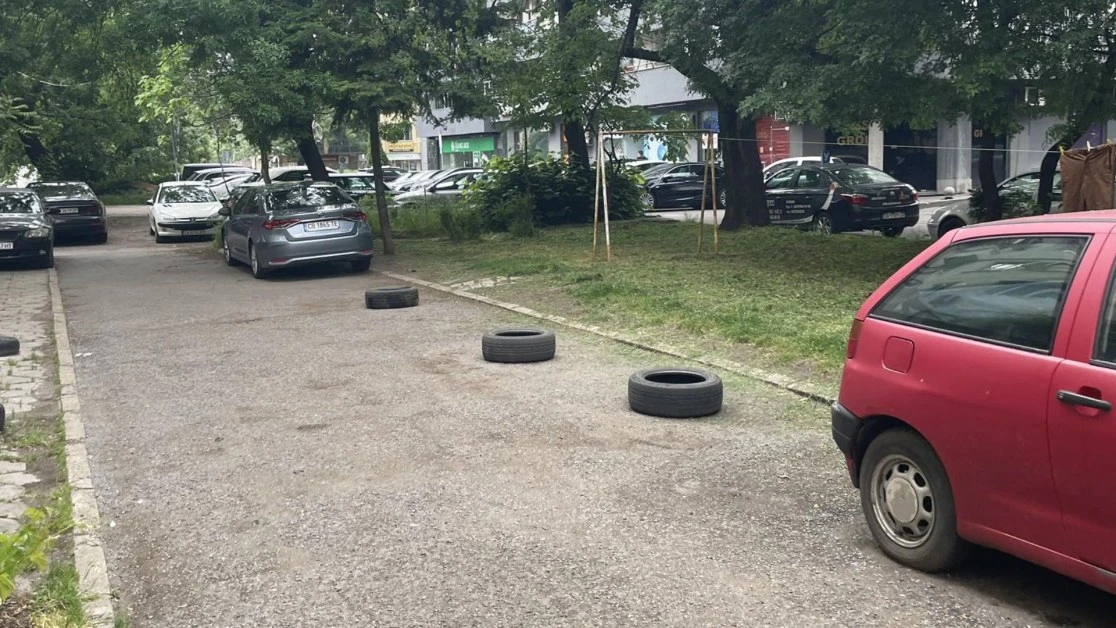 В София има "наследствени" паркоместа, ето как ги пазят  СНИМКА