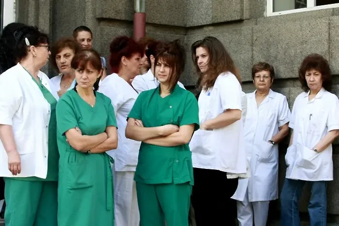 И медиците заплашиха със стачка, искат увеличение на заплатите с 150%