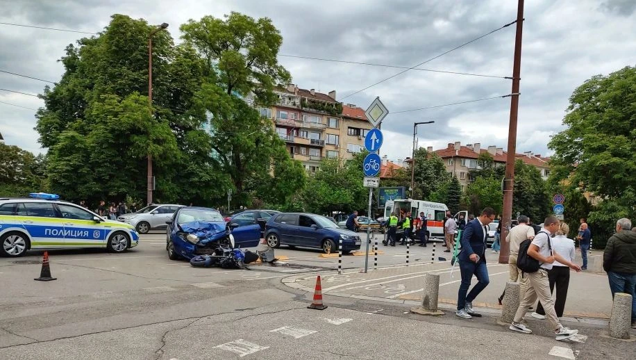 Първо в БЛИЦ! Моторист е повален след удар с кола: Тежка катастрофа в центъра на София