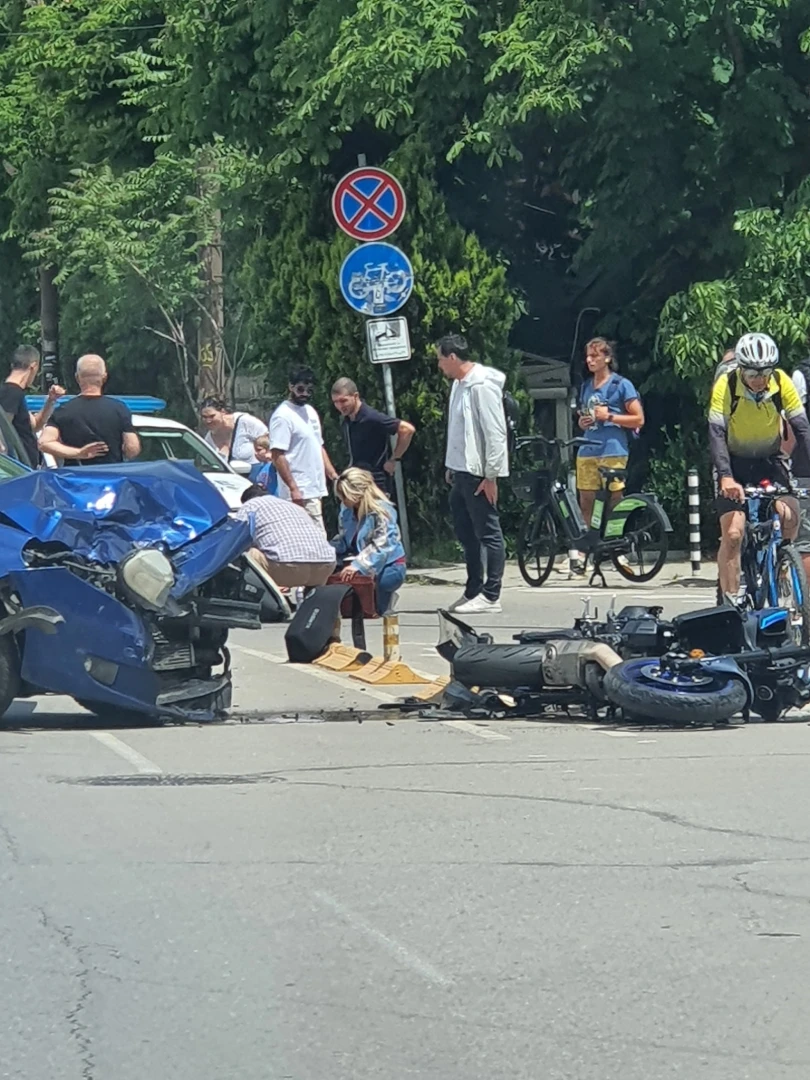 Първо в БЛИЦ! Моторист е повален след удар с кола: Тежка катастрофа в центъра на София