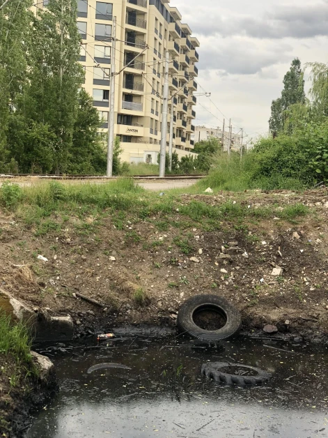 Знамение? Водата в столична рекичка стана черна Снимки