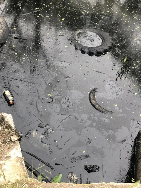 Знамение? Водата в столична рекичка стана черна Снимки