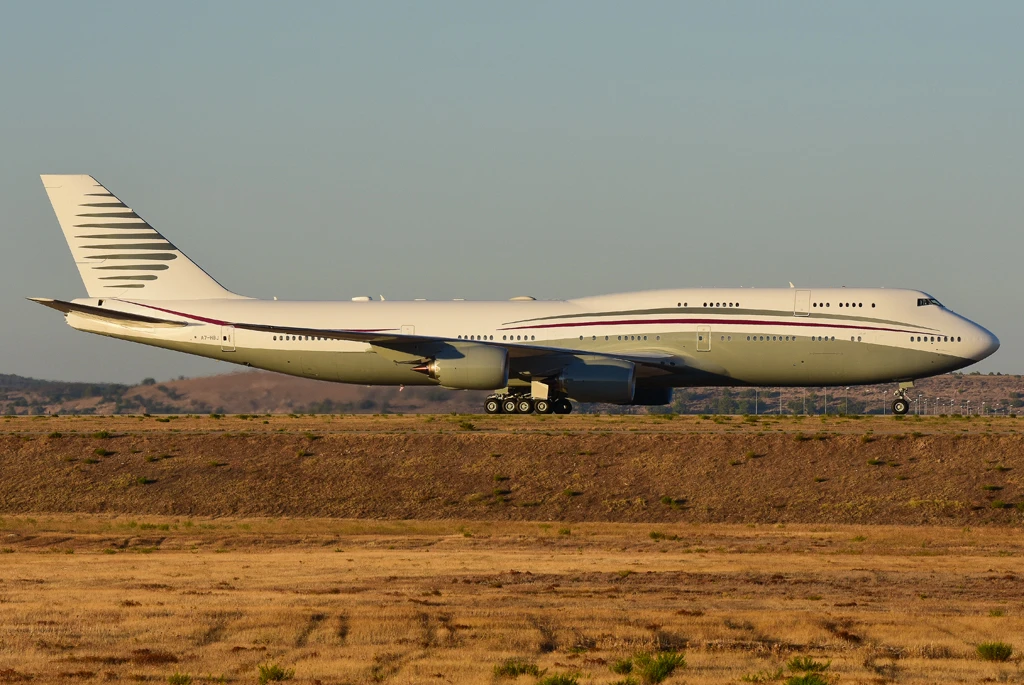 Подареният на Доналд Тръмп катарски Boeing 747 се пръска от лукс Снимки