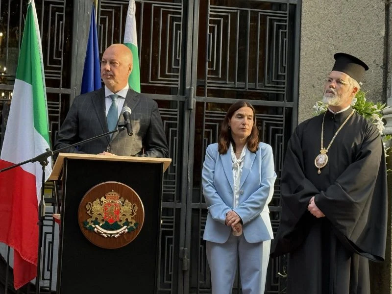 Желязков поднесе венец на паметника на светите братя Кирил и Методий, обърна се към българската общност в Рим