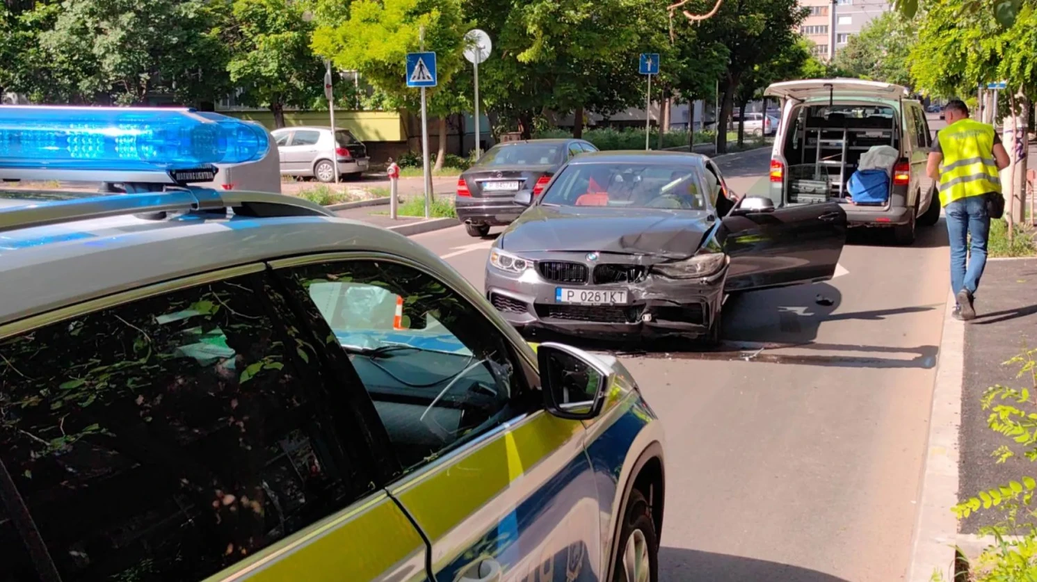 Зрелищен екшън в Русе: Мъж се заби с колата в жена си нарочно, извади чук и пистолет и... Снимки