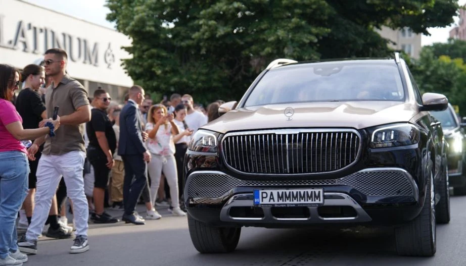 Абитуриентите в Пловдив не си популюват: Лъснаха с ретро коли, бетоновоз и... снимки