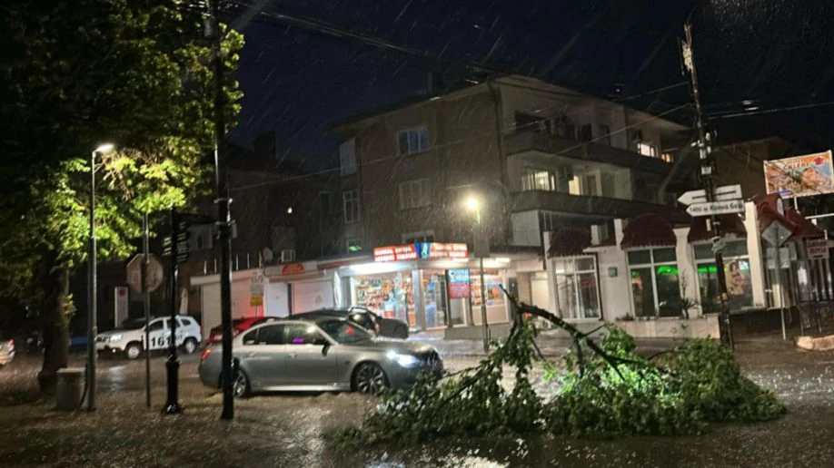 Небето се отвори над Хисаря и Карлово, всичко е под вода Снимки 